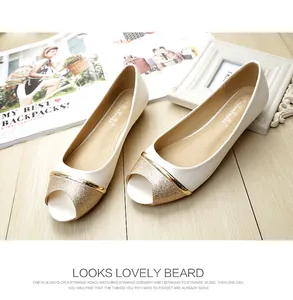 Detailansicht der beigen Peeptoe-Ballerinas mit Goldpailletten und Metallschnallendetail