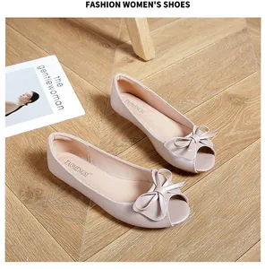 Dettaglio di ballerine rosa open-toe con fiocco in pelle e suola antiscivolo
