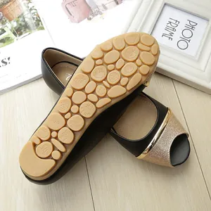 Nahaufnahme der rutschfesten Gummisohle mit Noppenprofil für flache Peeptoe-Schuhe