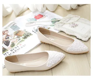 Dettaglio di ballerine beige a punta con paillettes e suola in gomma antiscivolo