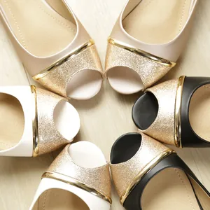 Elegante Peep-Toe-Ballerinas mit Goldpailletten und Metalldetails in drei Farben für Damen