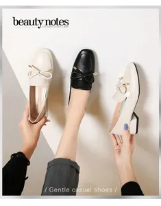Détail de mocassins pour femmes avec nœud décoratif et talons bas épais en deux couleurs