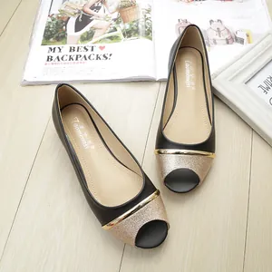 Damen-Flachschuhe in Schwarz mit goldener Glitzerverzierung und Metallleiste im modernen Stil