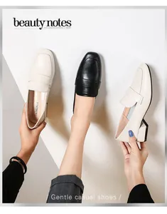 Detalle de mocasines de punta cuadrada en crema y negro con tacón bajo y grueso