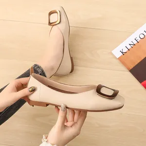 Ballerines beiges à bout carré avec boucle métallique et semelle en caoutchouc souple