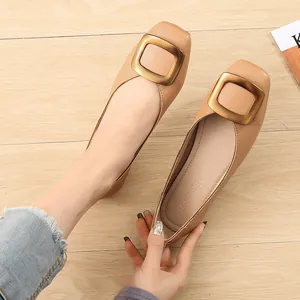 Ballerines marron clair à bout carré avec boucle dorée et semelle souple pour femme