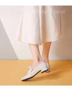 Vista lateral de mocasines minimalistas crema de punta cuadrada para mujer con tacón