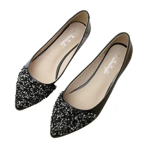 Eleganti ballerine nere a punta con strass luccicanti e finitura lucida