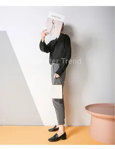 Mocasines de punta cuadrada de estilo británico combinados con pantalones grises y blusa