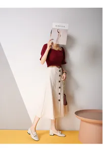 Haut bordeaux à manches courtes avec jupe mi-longue crème boutonnée et mocassins