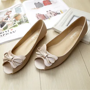 Eleganti sandali bassi beige da donna con punta aperta e decorazione a fiocco