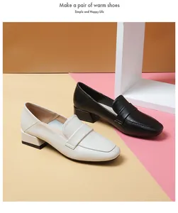 Detalle de mocasines de punta cuadrada negros y beige con tacones gruesos y correa