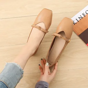 Ballerine Mary Jane classiche marrone chiaro a punta quadrata abbinate ai jeans