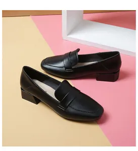 Detalle de mocasines negros con punta cuadrada y tacones bajos anchos
