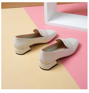 Detalle de mocasines blanco crema con tacón cuadrado y plantillas interiores azul claro