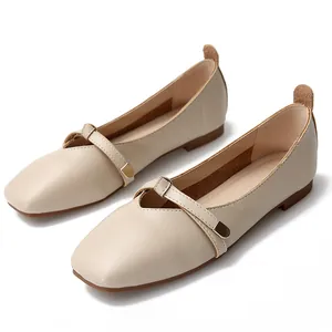 Ballerine Mary Jane color crema a punta quadrata in pelle morbida con elegante fibbia in metallo