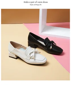 Détail de mocassins élégants à bout carré avec nœud à embout métallique sur fond coloré