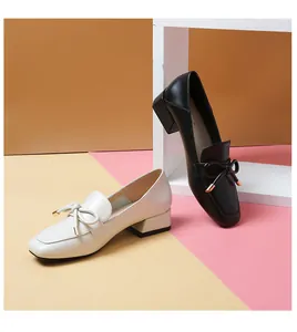 Mocassins chic à bout carré pour femmes en beige et noir avec nœud métallique