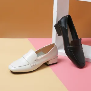 Mocasines elegantes con punta cuadrada y tacón de bloque para mujer en negro y blanco crema