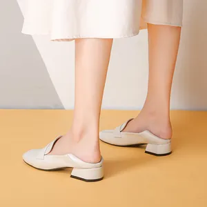 Elegantes mocasines beige de punta cuadrada con tacón grueso y detalles de piel