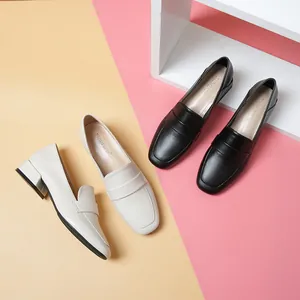 Mocasines de mujer con punta cuadrada y tacón de bloque en negro y crema elegante