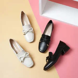 Mocassins pour femmes style britannique avec nœuds et talons carrés crème et noirs