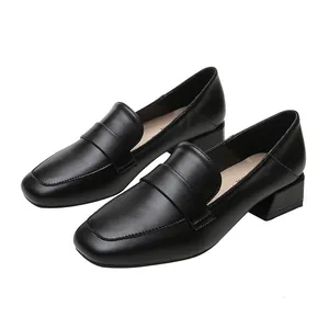 Mocasines negros clásicos para mujer con punta cuadrada, tacón ancho y acabado brillante