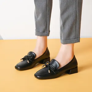 Mocassins pour femmes en cuir noir mat avec bout carré et un élégant détail de nœud