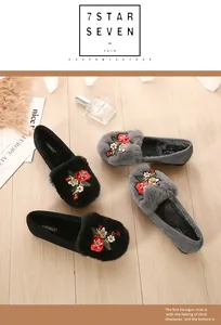 Détail de la broderie florale sur des mocassins d'hiver chauds doublés de peluche