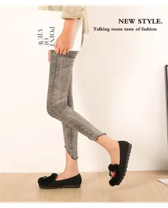 Gros plan sur des mocassins noirs en daim avec fourrure et logo brodé de luxe