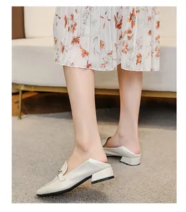 Mocassins beige à bout carré avec boucle dorée et petits talons épais pour femmes
