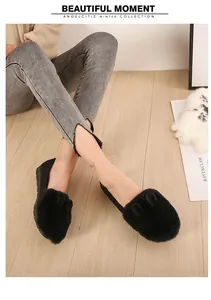 Primer plano de piel de conejo y orejas decorativas en mocasín negro para el invierno