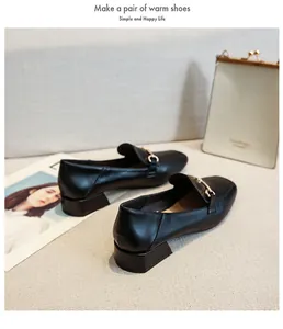 Gros plan de mocassins noirs à bout carré avec boucle en métal doré et talon bas