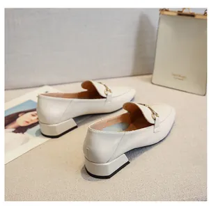 Vue détaillée des mocassins beiges avec boucle dorée et talon bloc confortable