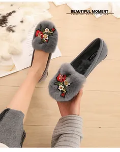 Gros plan sur des ballerines grises pelucheuses avec broderies et doublure chaude
