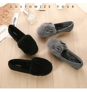 Detalle de mocasines de piel de conejo con orejas y forro polar cálido para invierno