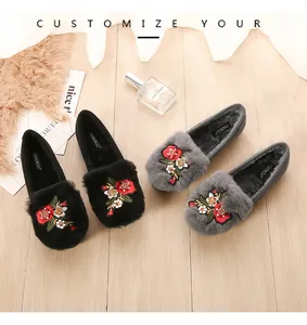 Vue détaillée de ballerines brodées avec doublure en fausse fourrure et motifs de roses