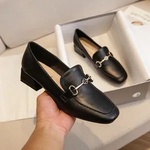 Mocassins femme noirs à bout carré avec boucle dorée et petit talon bloc confortable