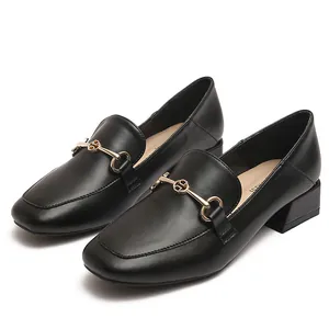 Mocassins noirs classiques à bout carré avec mors doré et talons blocs stables