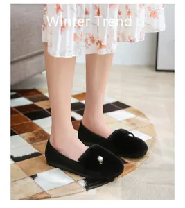 Mocasines de invierno negros con piel y detalle de perla blanca en ante de calidad