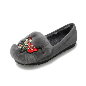 Mocassins en daim gris avec doublure en peluche chaude et broderies florales élégantes
