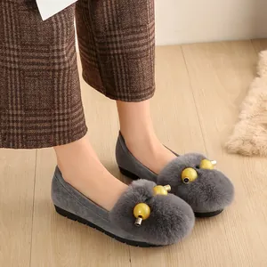 Scarpe basse da donna in pelle scamosciata grigio scuro con pon pon in ecopelliccia