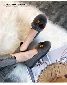 Κοντινό πλάνο με γκρι βελούδινα loafers με πολύχρωμα κρόσσια και γούνινη επένδυση