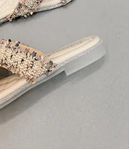 Dettaglio di sandali in tweed con suola glitterata argento e tacco piatto da 1 cm