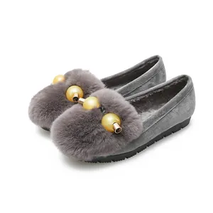 Scarpe basse grigie da donna in finto scamosciato con pelliccia e perle dorate