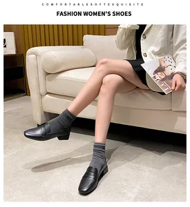 Schwarze matte Loafer mit eckiger Zehenpartie, Blockabsatz und grauen Rippstrümpfen
