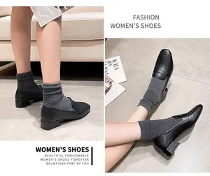 Nahaufnahme schwarzer Loafer mit Karree-Zehe und Blockabsatz aus glattem Leder