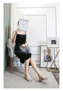 Dettaglio dell'elegante abito midi in velluto nero in un ambiente di vita lussuoso