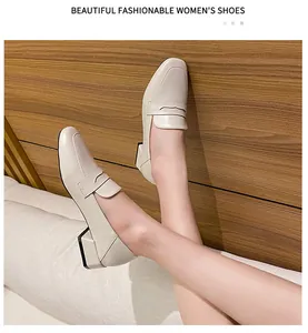 Seitenansicht der cremeweißen Loafer mit Blockabsatz und Karree auf Modellfuß