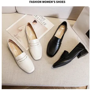 Flache Liegeansicht von Vintage-Loafers mit eckiger Zehenpartie in Beige und Schwarz
